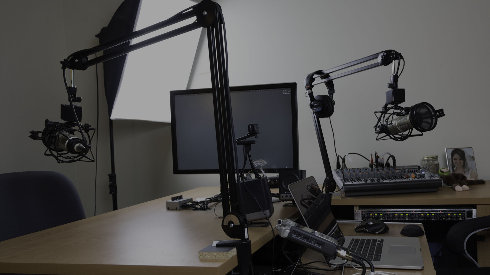 how to optimize your podcasting studio for good audio-background - The ...